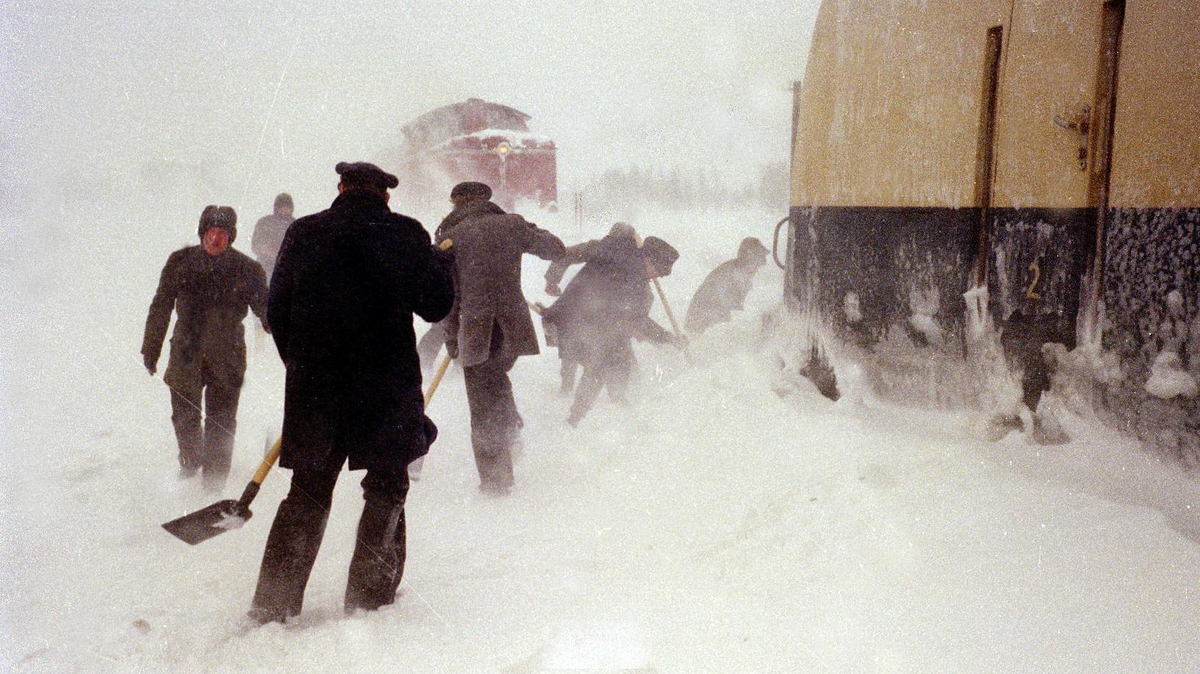 Eine "Zugfahrt mit Hindernissen" hat der Fotograf Norbert Balzer im Februar 1979 miterlebt: "Bei Osterholz blieb der Zug in Schneeverwehungen stecken. Alle Fahrgäste wurden aus dem Zug evakuiert und im DRK-Heim in Osterholz für die Nacht untergebracht. Am nächsten Morgen ging es weiter. Doch bei Cappel-Midlum blieb der Zug erneut stecken. Bahnbedienstete versuchten, die Strecke vor dem Zug freizuschaufeln - ohne Erfolg. Eine weitere Lokomotive kam, um den Zug freizuschleppen." Foto: Balzer