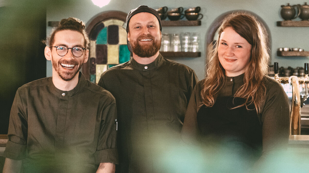 Küchenchef Jonatan Scharf (Mitte) und sein Serviceteam, Katharina Rusch und Phil Bohnhof, freuen sich, dass es nun endlich losgeht: Das "Kommood" im historischen Ratskeller wird am Himmelfahrtstag eröffnet. Foto: Schuster