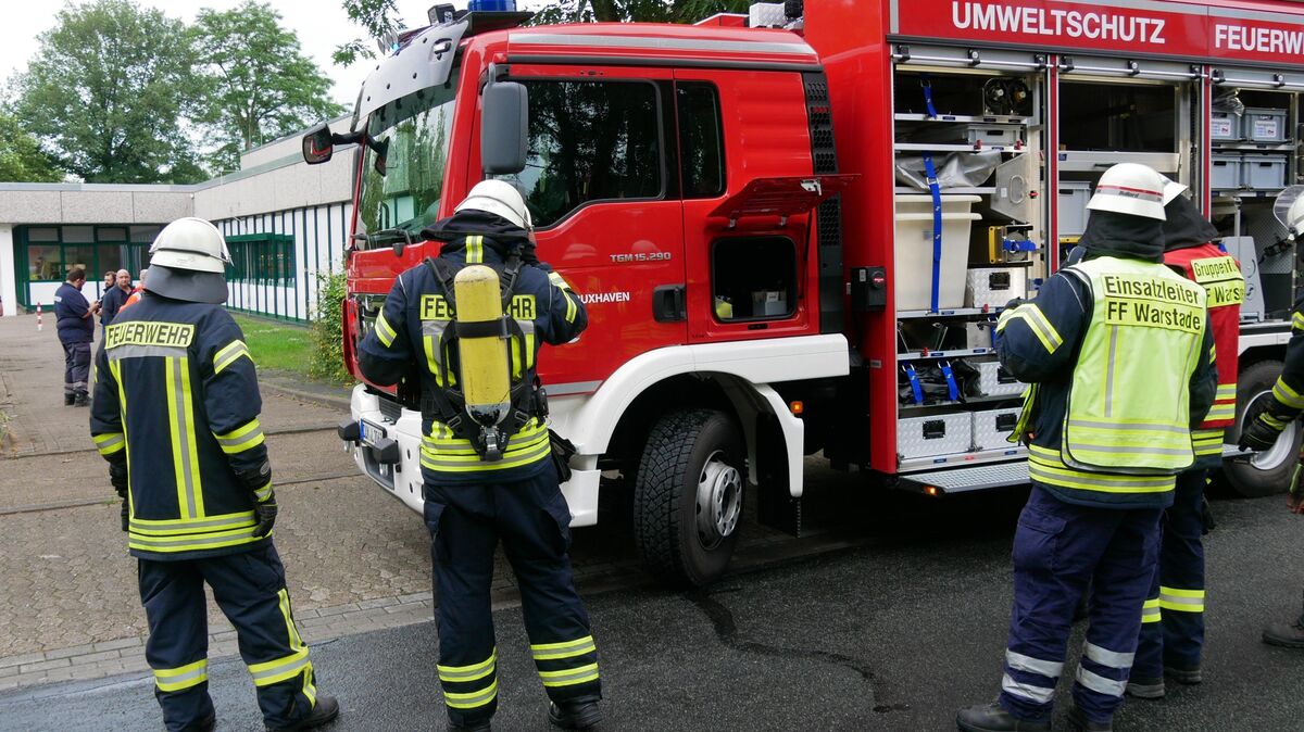 Die Mitglieder der Gefahrgut- und Umweltschutzgruppe unter schwerem Atemschutz im Einsatz an der Osteschule. Foto: Lange