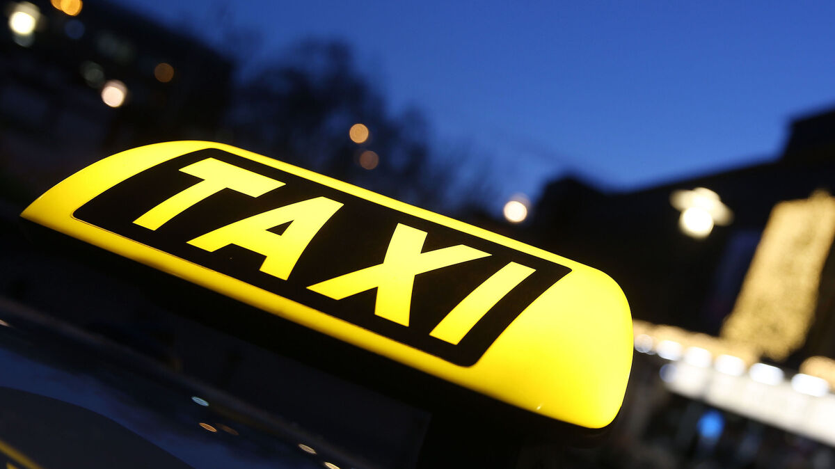 Viele Taxiunternehmen in Cuxhaven ärgern sich über das unfaire Verhalten von Mietwagenunternehmen. Die weisen die Vorwürfe entschieden
zurück. Foto: Young/dpa