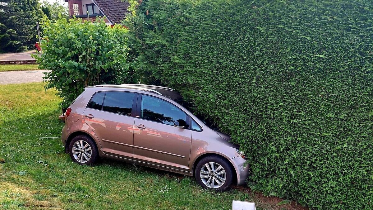 Unfall In Wingst Wegen Gesundheitlicher Probleme Auto Bleibt In unfall-in-wingst-wegen-gesundheitlicher-probleme-auto-bleibt-in