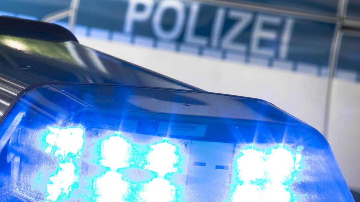 Bei einem schweren Verkehrsunfall im Kreis Cuxhaven ist am Wochenende ein Mann ums Leben gekommen. Symbolfoto: Gentsch/dpa