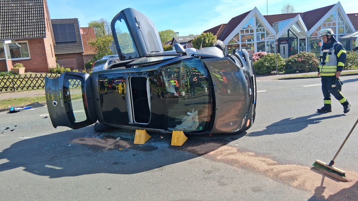 Nachdem der 73-jährige Fahrer mit seinem Smart gegen einen Baum geprallt war, kippte das Fahrzeug um und blieb auf der Seite mitten auf der B73 liegen. Foto: Lange