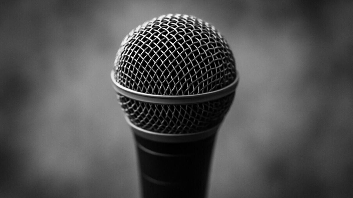 Der aus Bremerhavener stammende Rapper Jens Christen alias EnteTainment war bekannt für seine Battle-Rap-Auftritte und die gelbe Entenmaske. Die Nachricht über seinen Tod wurde über seinen offiziellen Instagram-Kanal verbreitet. Foto: KI