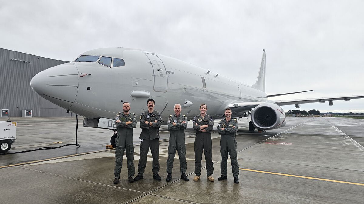 Nordholzer Marineflieger mit ihren Kollegen in Neuseeland vor dem Seefernaufklärer vom Typ Boeing P-8A Poseidon.