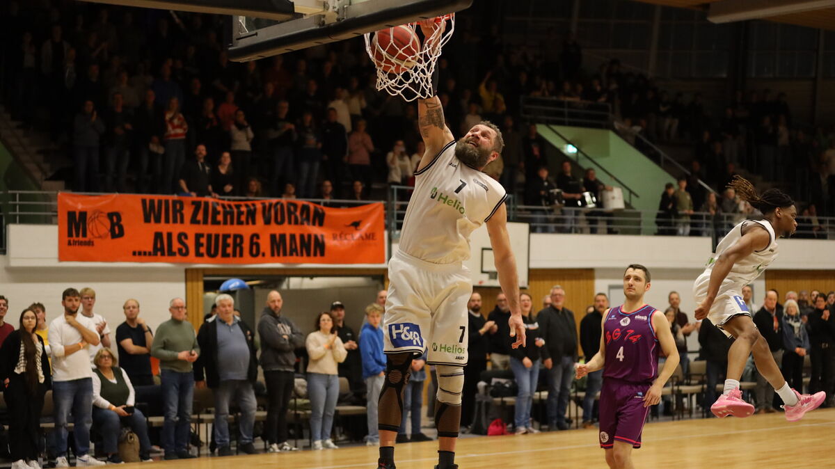 Der Schlusspunkt einer dramatischen Partie: Lukas Dawidowski stopft den Ball zum 80:74-Endstand in den Korb. Foto: Unruh