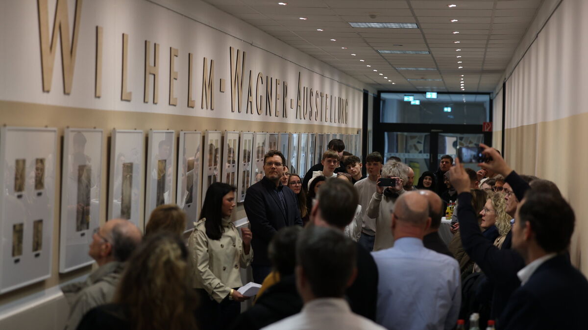 Besucher bestaunen die neu eröffnete Wilhelm-Wagner-Ausstellung in der Realschule Otterndorf. Foto: Larschow