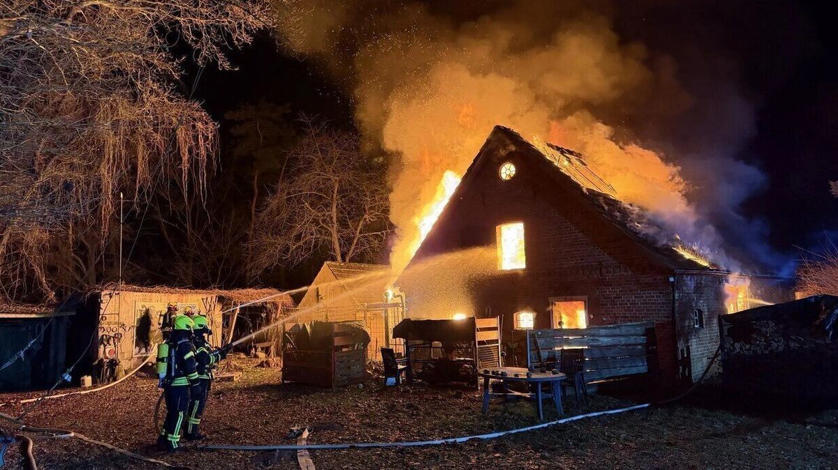 Das Einfamilienhaus in Hagen-Lohe brennt vollständig nieder. Foto: Möller/Feuerwehr Hagen