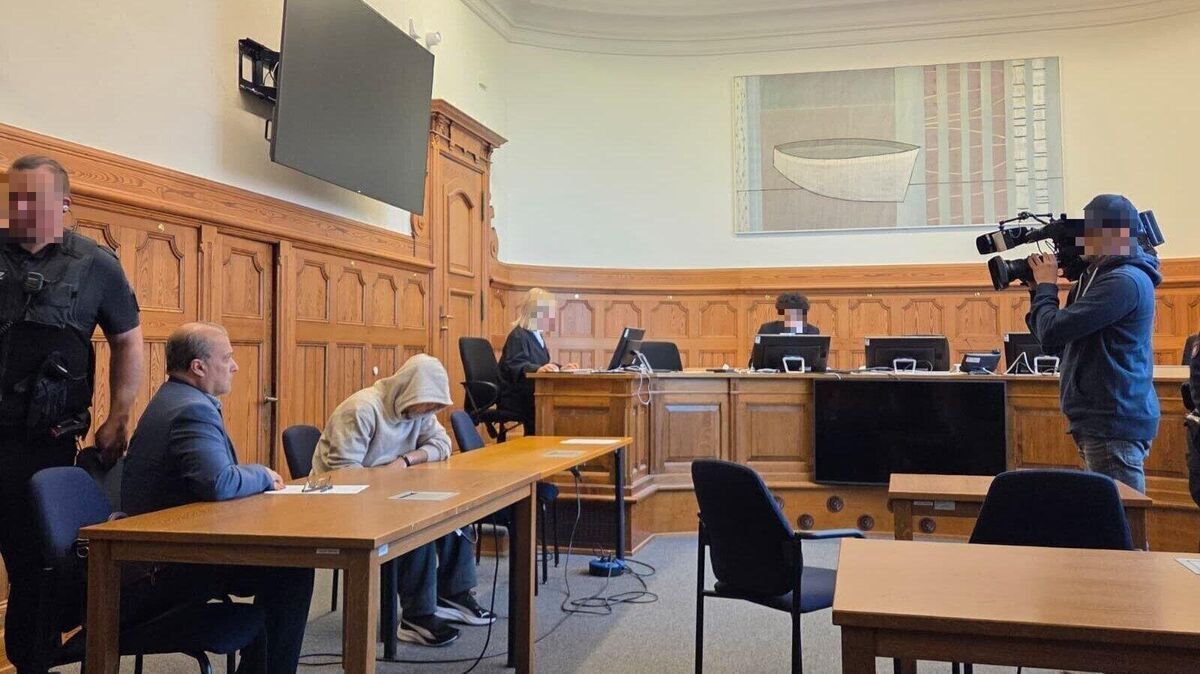 Mit tief ins Gesicht gezogener Kapuze betritt der Angeklagte den Gerichtssaal im Landgericht Stade. Am zweiten Prozesstag sollen mehrere Zeugen aussagen. Foto: Brettschneider