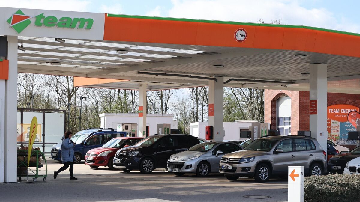Gegen 11.30 Uhr tanken in Otterndorf noch einige Fahrer vor der Erhöhung um 12 Uhr. Foto: May