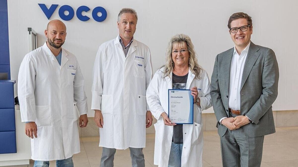 Stellvertretender Gruppenleiter Konfektionierung Willi Bitter, Leiter der Herstellung Dr. Klaus Schnieders, Heike Stöger und Geschäftsführer René Plaumann (v.l.). Foto: VOCO