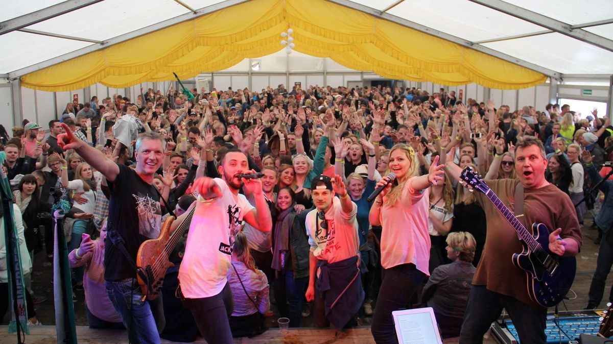 Seit über 30 Jahren sorgt die Top-40-Band Aquacity für gute Laune auf Stadtfesten und Zeltfeten, zum Beispiel beim Steinauer Pfingstfrühtanz. Doch 2020 und 2021 mussten und müssen die Musiker coronabedingt pausieren. Foto: Aquacity