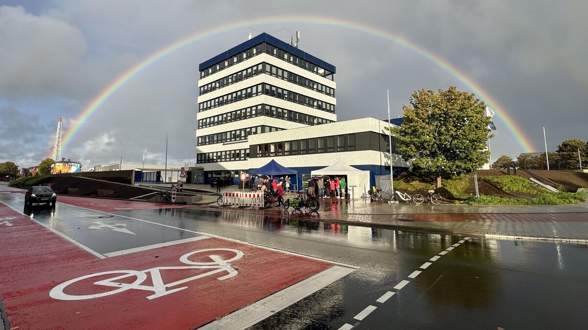 Ein Regenbogen spannt sich über das Deichband-Projekt in Cuxhaven und symbolisiert den Fortschritt und die Hoffnung auf eine erfolgreiche Transformation der Innenstadt. Foto: Gerko Schröder