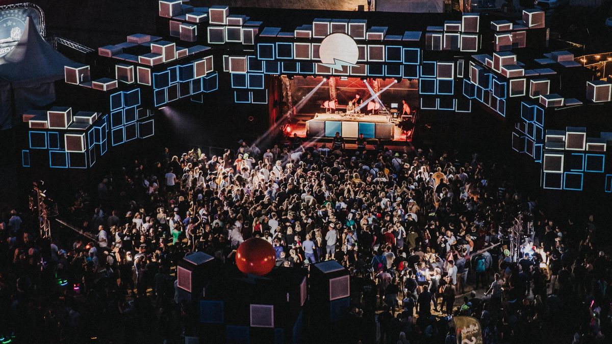 Die Electric Island ist besonders bei Fans der elektronischen Tanzmusik beliebt. Foto: Deichbrand/www.fotoduda.de