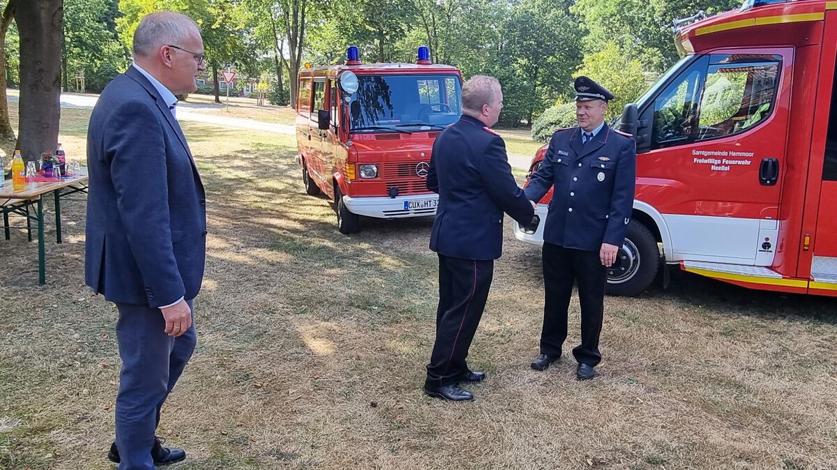 Nachdem Gemeindebrandmeister Björn Müller den Schlüssel von Samtgemeindebürgermeister Tiedemann erhalten hatte, reichte er ihn weiter an Ortsbrandmeister Heiko Tiedemann. Foto: Lange