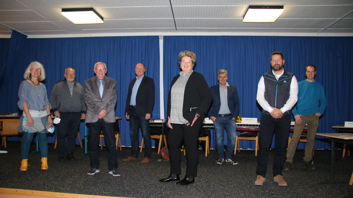 Nach der konstituierenden Sitzung stellte sich der neue Ortsrat Sahlenburg zum Gruppenfoto mit Abstand auf der Aulabühne der Sahlenburger Schule zusammen v.l.n.r.: Marike Penner, Manfred Wendl, Herbert Kihm, Andreas Wichmann, Claudia Bönnen, Jörg Itjen, Sebastian Schlagmann und Florian Menke. Dem neuen Ortsrat gehört auch Mandy Kaufmann an, die auf der obigen Aufnahme nicht abgebildet ist. Foto: Potschka