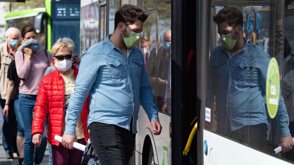 Busse, die in den vergangenen Monaten zusätzlich zum üblichen Schulbusverkehr eingesetzt worden waren, wird es nach den Osterferien im Cuxland nicht mehr geben. Foto: Soeren Stache / dpa