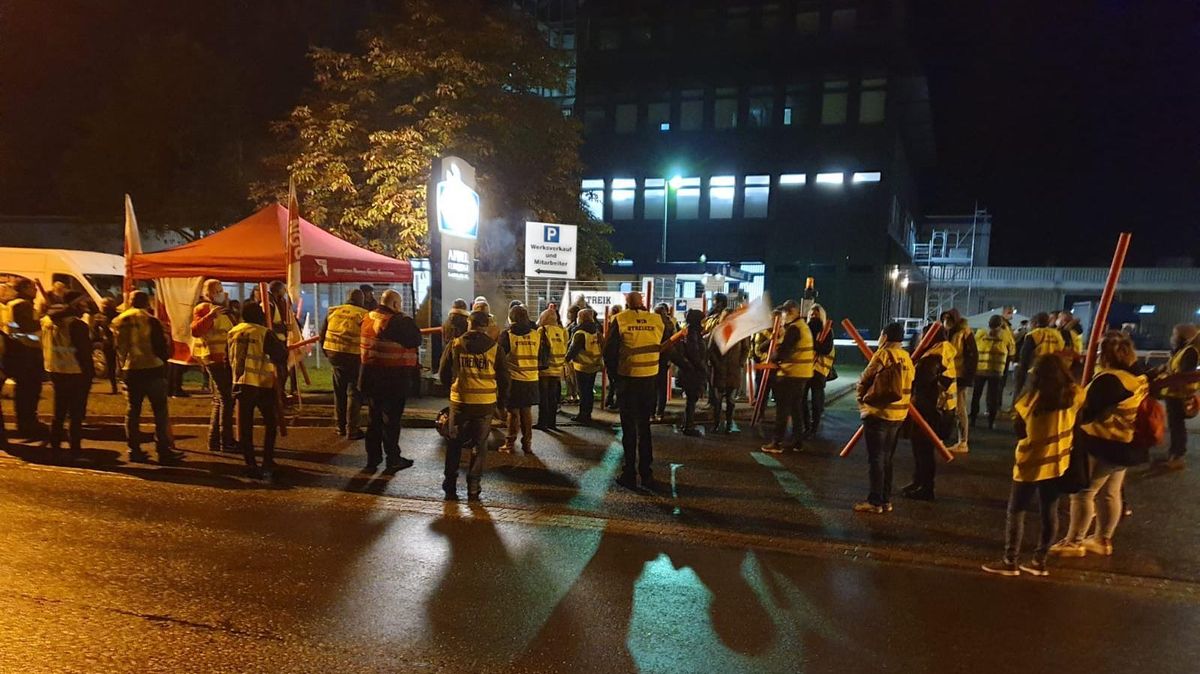 120 Mitarbeiter von Appel Feinkost haben am Montagmorgen beim ersten Warnstreik der Firmengeschichte den Betrieb still gelegt. Foto: NGG