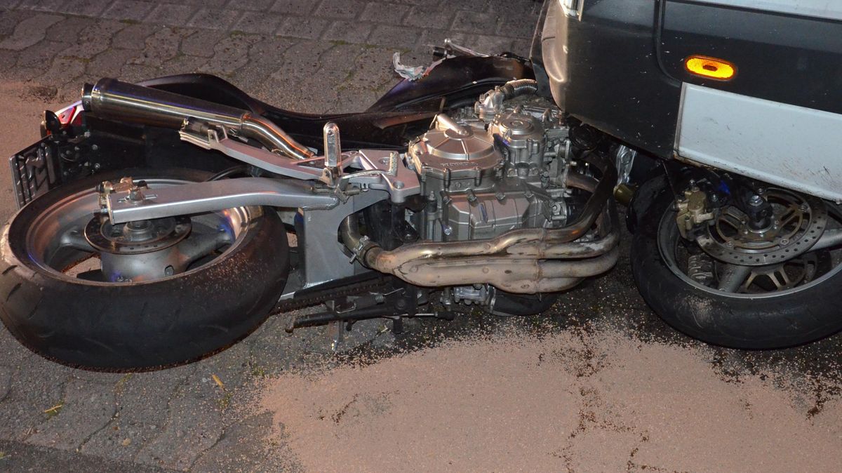 Das total zerstörte Motorrad des 23-Jährigen verkeilte sich bei dem Unfall unter dem Mercedes-Sprinter. Foto: Lange