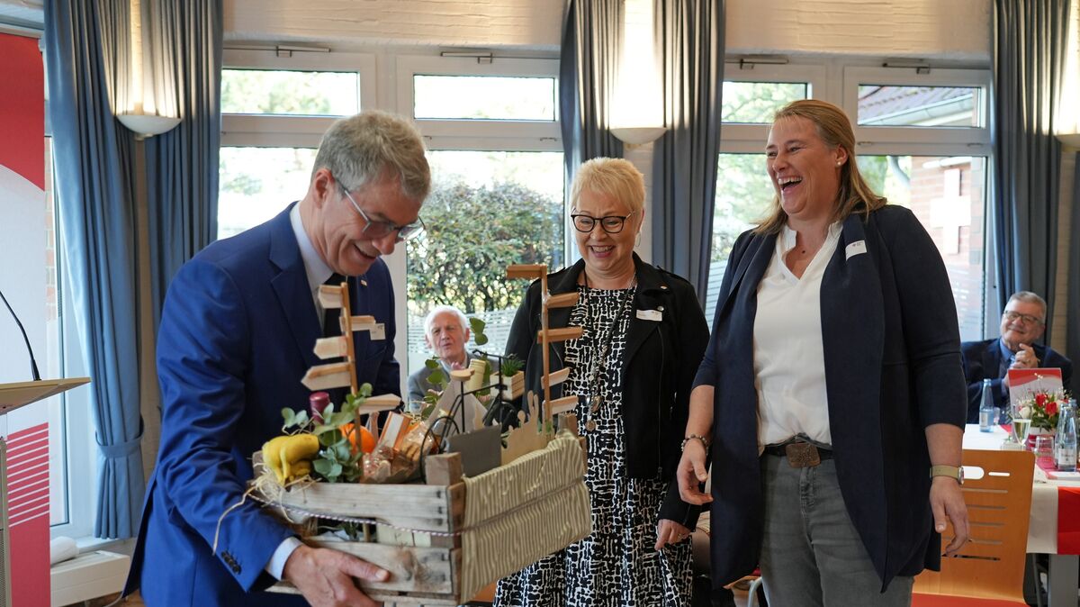 Für den langjährigen Geschäftsführer des DRK-Kreisverbandes Land Hadeln, Hartmut Ahlf, hatte die ehrenamtliche Arbeit, die unter anderem in den Ortsvereinen geleistet wurde und wird, immer ein besonderes Gewicht. Und Gewicht hatte auch der individuell erstellte Präsentkorb, der Ahlf von Imke Jarck (Neuenkirchen, r.) und Petra Rust (Hemmoor Basbeck/Warstade) im Namen der Ortsvereine bei seiner Verabschiedung übergeben wurde. Fotos: Schröder