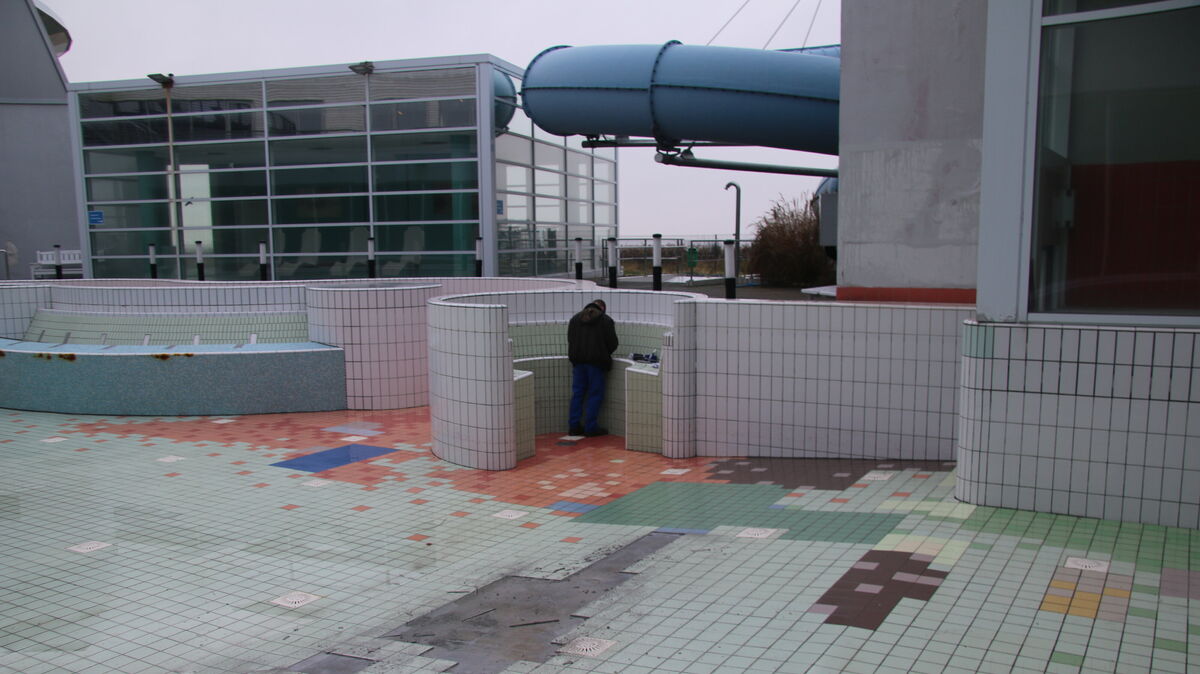„Trockendock": Auch im Außenbecken des Ahoi-Bades wurde das salzige Nordseewasser komplett abgelassen. Arbeiter haben dort in den vergangenen Wochen etliche Fliesen und Fugen erneuert. Foto: Potschka