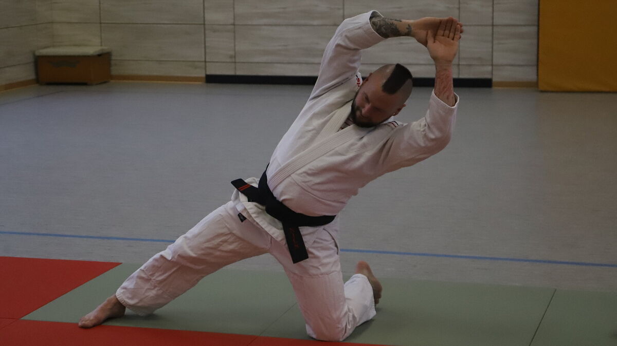 Aufwärmen vor dem eigentlichen Training ist auch beim Ju-Jutsu extrem wichtig. Foto: Witthohn