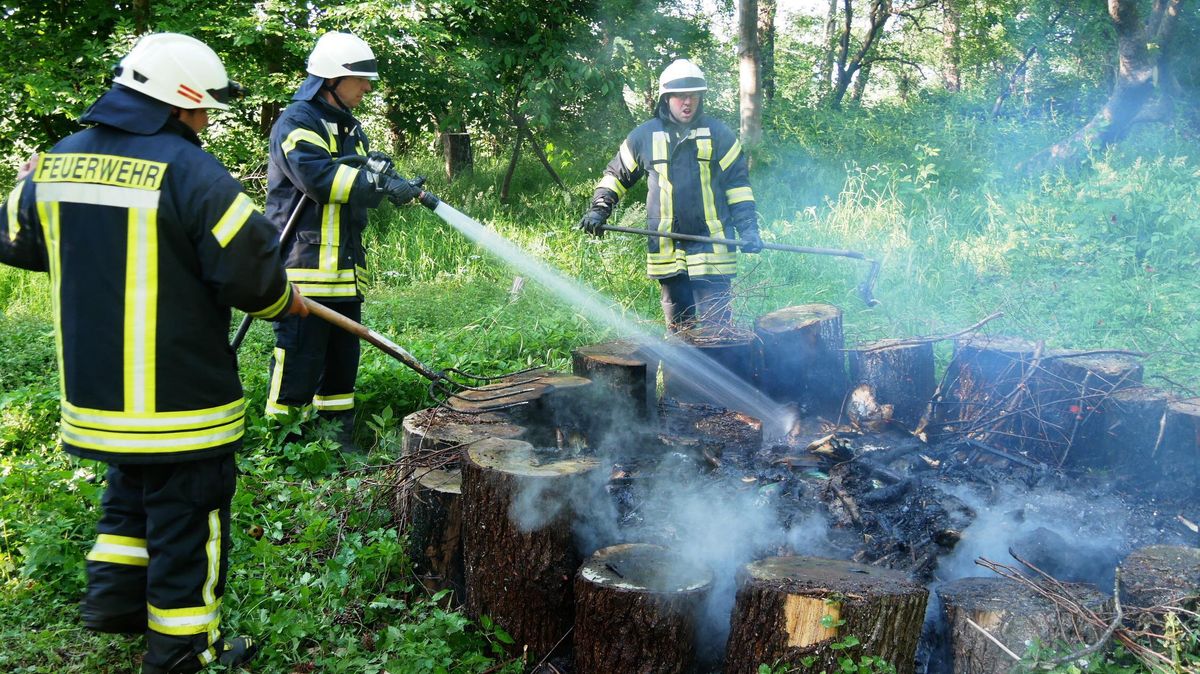 Wegen eines Feuerwehreinsatzes aufgrund unklarer Rauchentwicklung musste die Feuerwehr in Wingst-Höftgrube am Montagabend die B73 halbseitig sperren. Foto: Lange