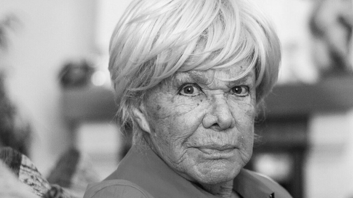 Die Schauspielerin Ingrid van Bergen posiert in ihrem Haus. Die Schauspielerin Ingrid van Bergen ist im Alter von 94 Jahren gestorben. Foto: dpa/Philipp Schulze