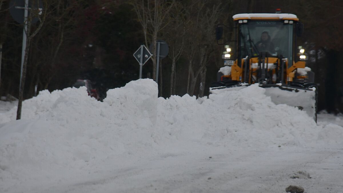 Auch in Otterndorf waren am Sonnabend zahlreiche Räumfahrzeuge im Einsatz, um den Schnee von der Fahrbahn zu schieben. Foto: Schröder