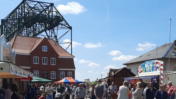 Feiern mit Schwebefähren-Blick: Fährmarkt-Jubiläum in Osten 