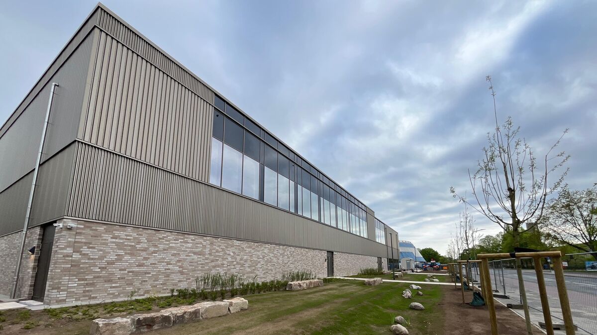 Die Hülle der Cuxlandhalle ist fertig. Im Inneren werden noch einige Restarbeiten durchgeführt. Foto: Unruh