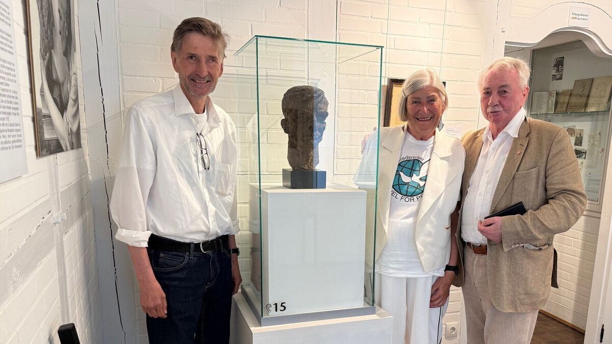 Vor dem Abend in der Stadtbibliothek nahm Peter von Rüden (r.) Helga Arntzen und deren Sohn Uwe mit ins Ringelnatz-Museum, seiner Ansicht nach ein "Kleinod in Cuxhaven". Foto: von Rüden