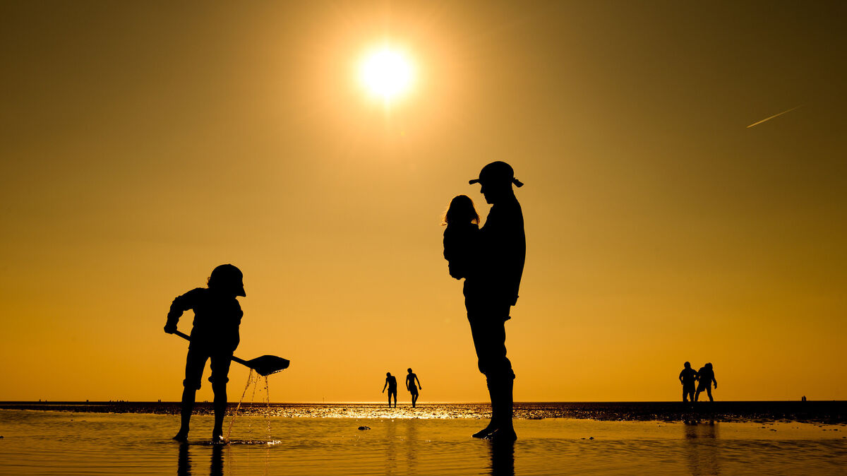 Die Kombination aus hohen Temperaturen und feuchter Luft könnte für eine gefühlte Temperatur von deutlich über 30 Grad im Kreis Cuxhaven sorgen. Foto: Mohssen Assanimoghaddam/dpa