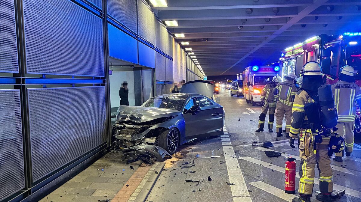 Ein mutmaßliches Autorennen endete am Montagabend auf der Columbusstraße in Bremerhaven mit einem Unfall. Foto: Polizei Bremerhaven