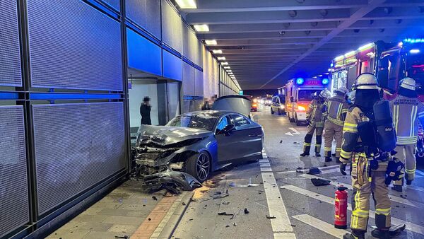 Verdacht auf illegales Autorennen in Bremerhaven: Zwei Fahrer bei Unfall verletzt
