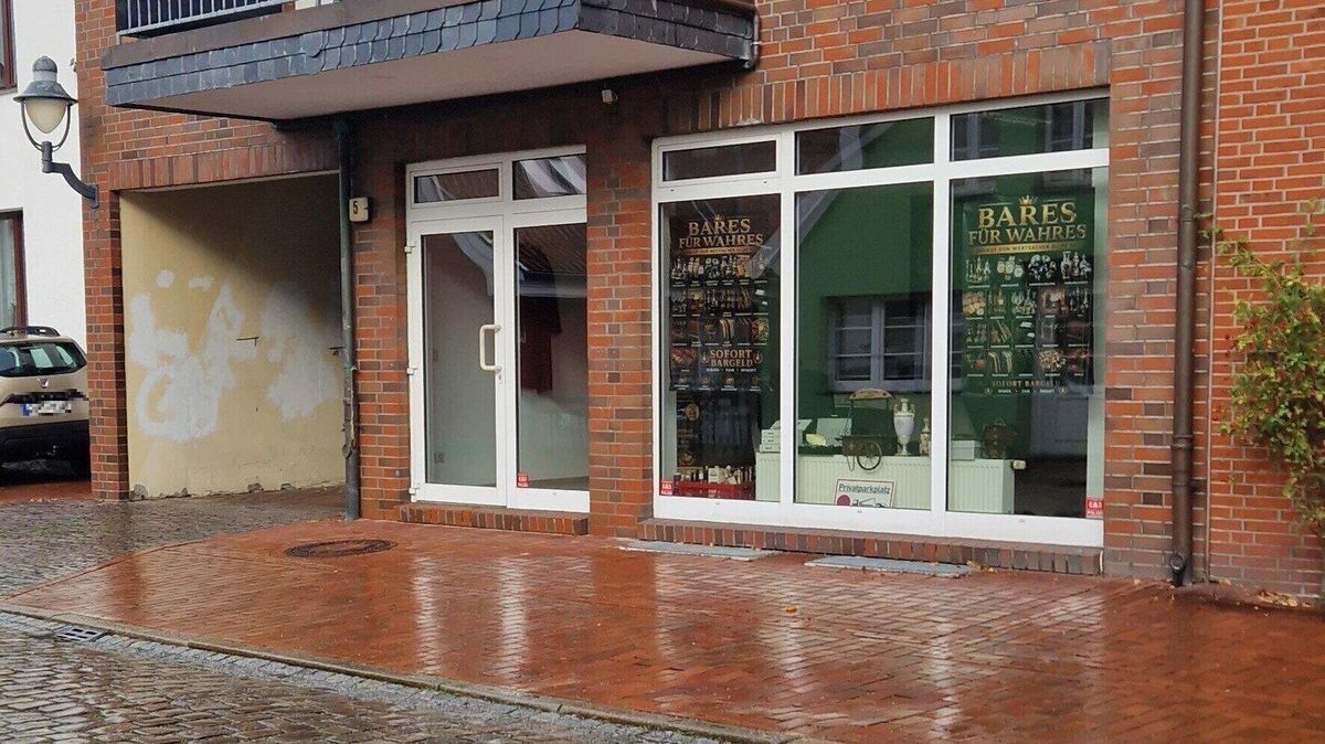 Geschlossenes Ankaufs­geschäft in der Hardewiek: Die Polizei ermittelt wegen möglicher Betrugsfälle. Bei einem Telefonat heißt es, das man mittlerweile in Bayern sei. Foto: Larschow