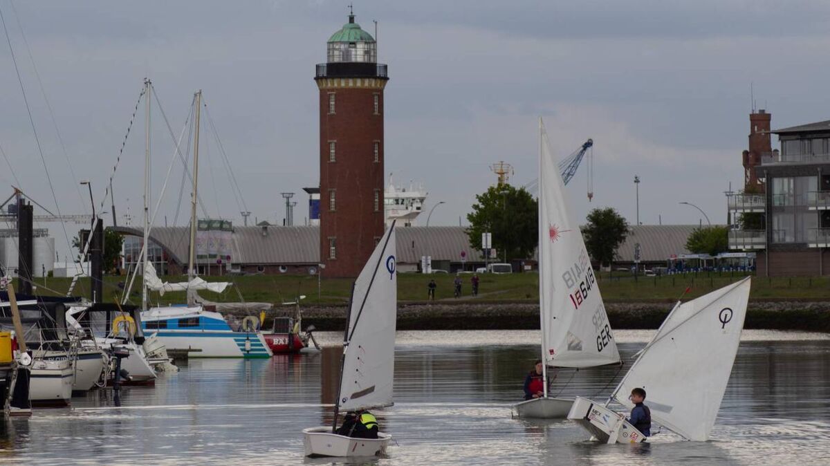 Unmittelbar vor der Alten Liebe üben die Segelschüler ihre Manöver. Auch die Segler-Vereinigung Cuxhaven wird beim "Tag des Sports Niedersachsen" am 2. Juli ihren Sport präsentieren. Foto: Stoike