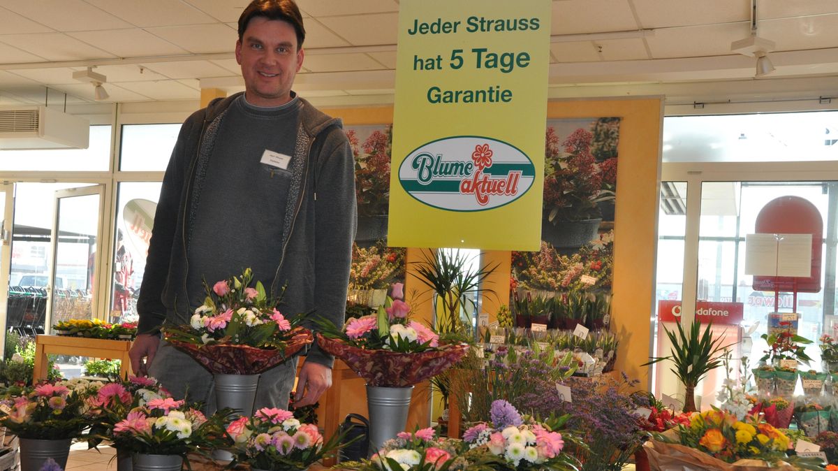 Insgesamt wurden rund 70 Arbeitsplätze gerettet, auch der von Manolito Meyer, Mitarbeiter bei "Blume aktuell" im Marktkauf Cuxhaven. Foto: Kramp