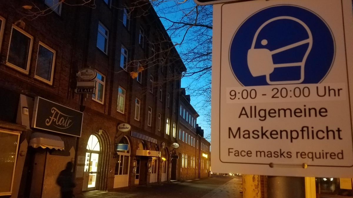Noch gilt die Maskenpflicht im Bereich der Cuxhavener Innenstadt. Das wird sich aber schon in wenigen Tagen ändern. Foto: Käfer