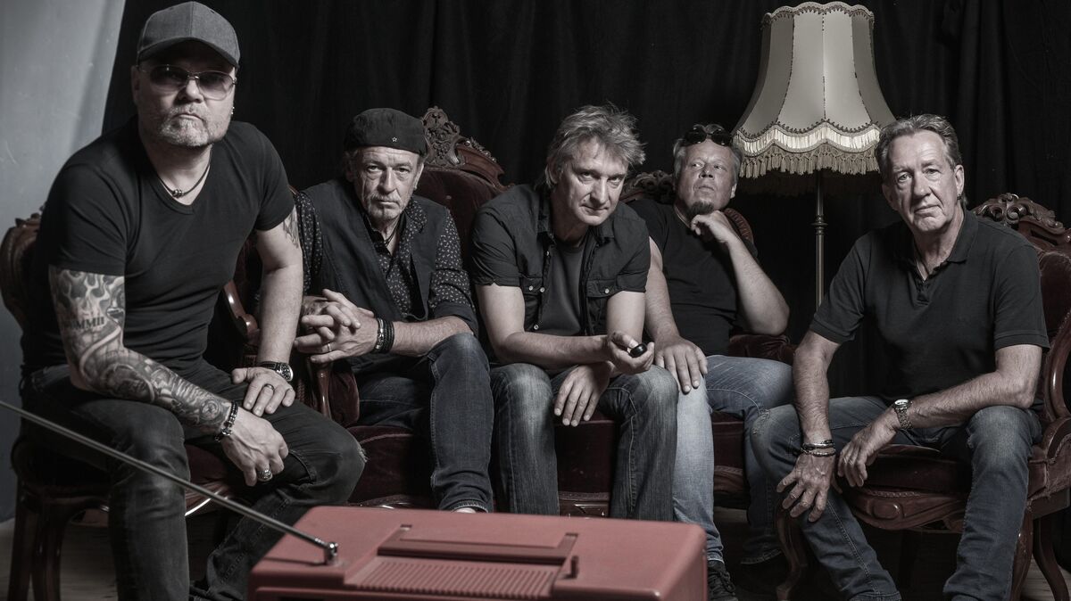 Die Cuxhavener Band Cats TV ist wieder da: Stephan Wagner Krüger (Gesang), Heino Braas (Schlagzeug), Burkhard Kuhn (Gitarre), Olly Lagemann (Bass) und Tom Baumann (Keyboards) proben fleißig für Live-Auftritte ab April. Das neue Album "Los!" erscheint am 25. März. Foto: Kuhn