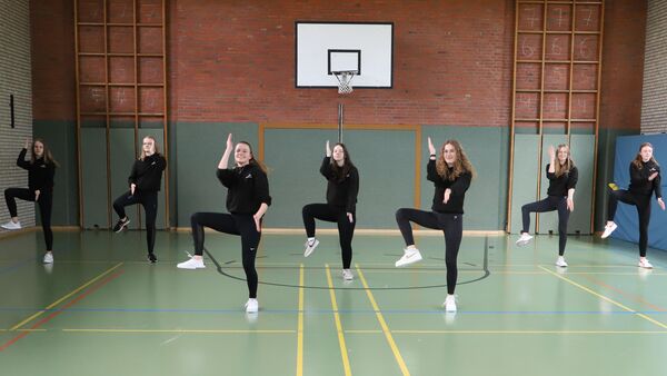 Tanzgruppe erobert schwungvoll die Bühne beim "Tag des Sports" in Cuxhaven