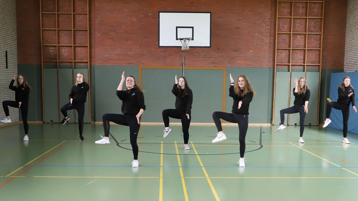 Die 14- bis 16-jährigen Tanzmädchen des TSV Ihlienworth üben schon fleißig für ihren Auftritt beim "Tag des Sports Niedersachsen" am 2. Juli auf der Event-Bühne in der Grimmershörnbucht. Foto: Witthohn