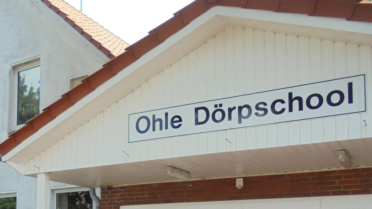 Die "Ohle Dörpschool" im Lamstedter Ortsteil Nindorf wird abgerissen und weicht einem Neubau, der den Einwohnerinnen und Einwohnern künftig als Dorfgemeinschaftshaus dienen soll. Foto: Archiv