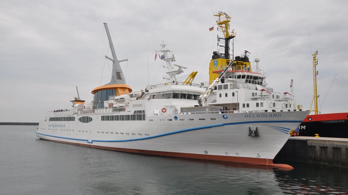Noch versorgt das Schiff die Hochseeinsel Helgoland. Einheimische und Personal dürfen mit der MS "Helgoland" fahren. Foto: Kramp