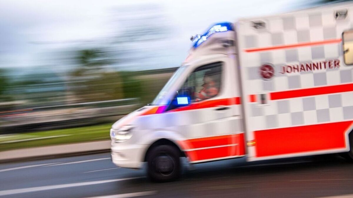 Die Fahrerin des Rettungswagens musste stark bremsen. Symbolbild: dpa