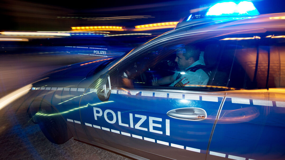 Die Polizisten kontrollierten den Mann. Symbolfoto: Patrick Seeger/dpa