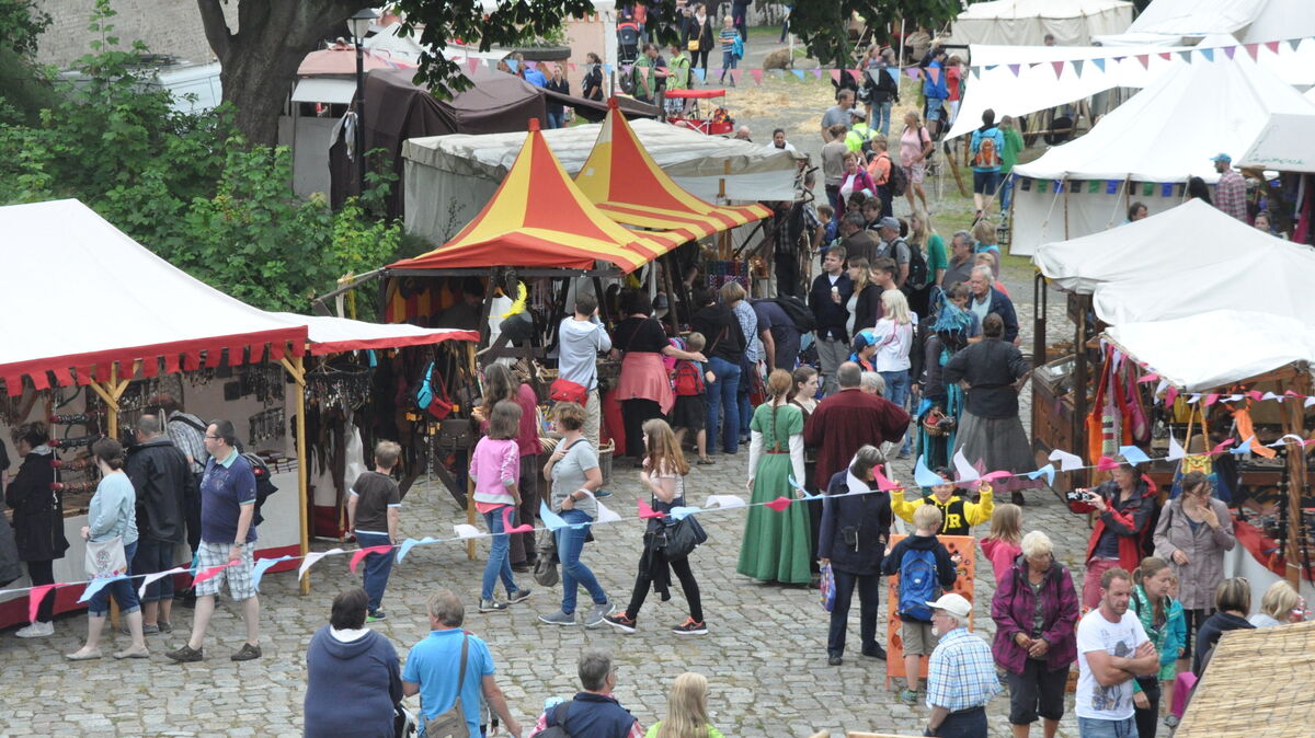 Über 30 liebevoll hergerichtete Handwerks-, Handels- und Marktstände erwartet die Besucher des Historienspektakels im Fort Kugelbake. Foto: Archiv