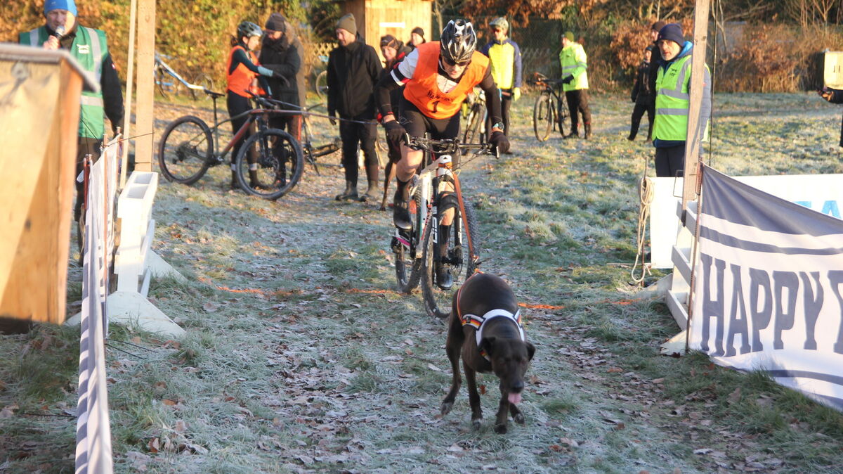 Thomas Wegener startet in der „Bike-Klasse“ und ist der Erste, der sich beim zweitägigen „Silberbergtrail“ auf die 5,6 Kilometer lange Strecke begibt. Foto: Grewe