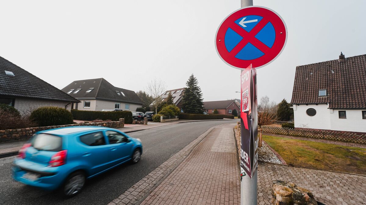 Am Montag, 27. Januar, wurden in der Robert-Koch-Straße in Altenwalde neue Halteverbotsschilder aufgestellt. Foto: Keck