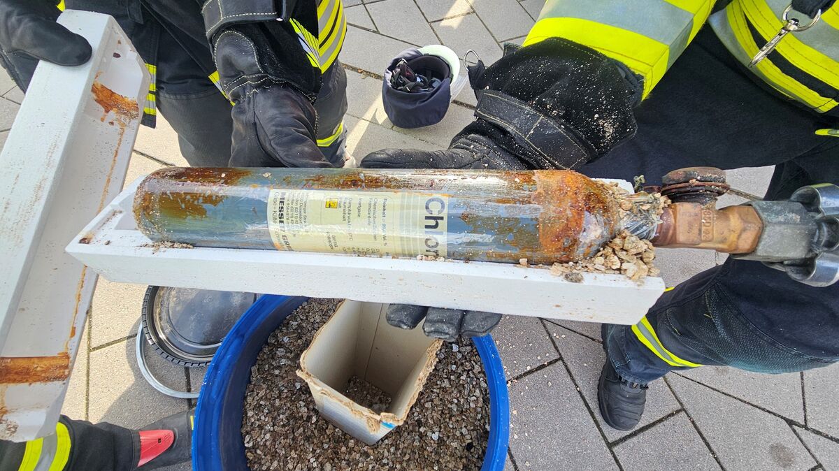 Da die Chlorflasche stark verrostet war, durften die Mitarbeiter der Entsorgungsfirma sie aus Sicherheitsgründen nicht für den Weitertransport annehmen und alarmierten die Feuerwehr. Foto: Jürgen Lange